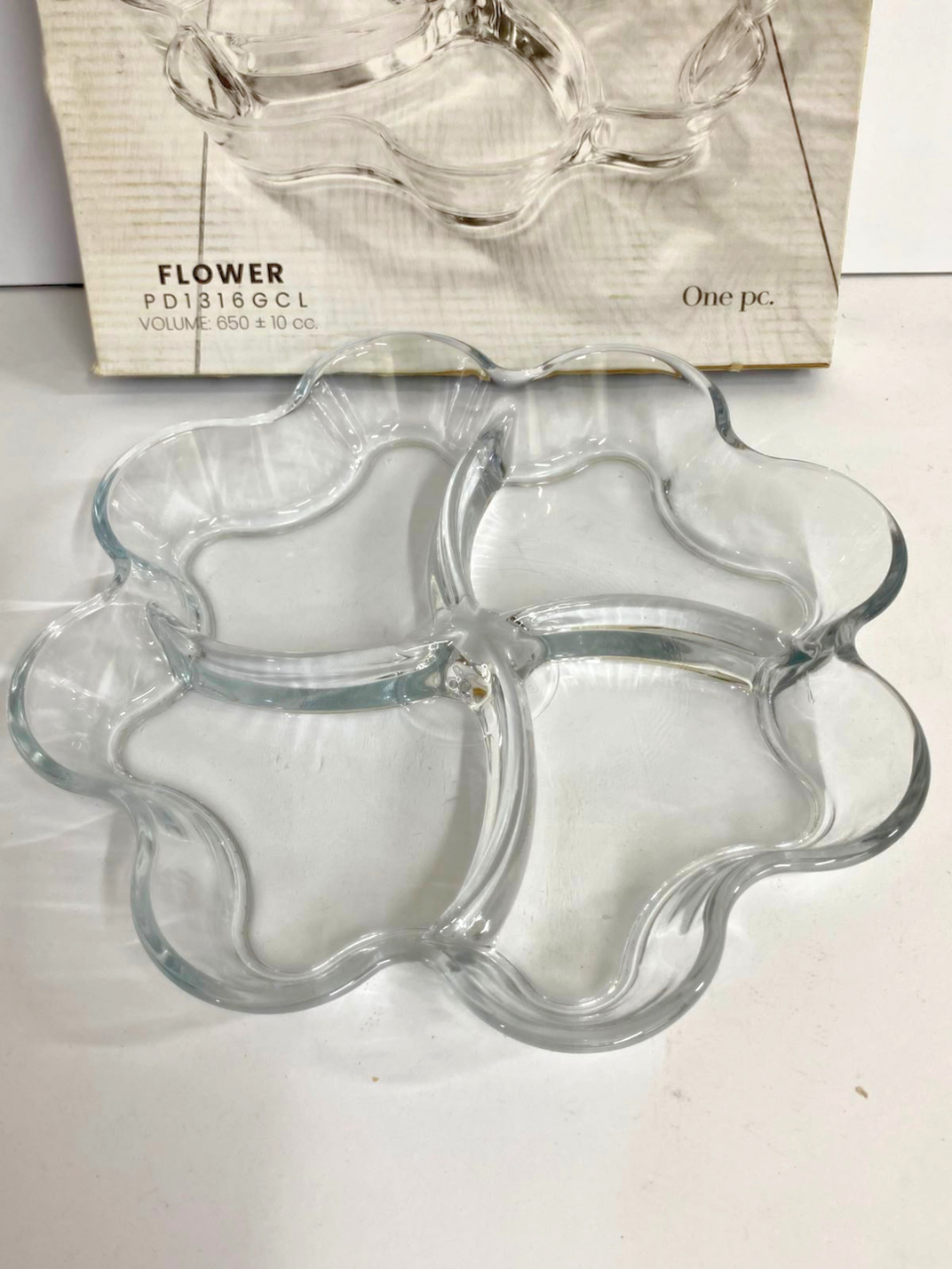Kaveh Glassware Flower-shaped divided tray featuring 4 outer clover for multi-purpose serving. 9*9 inch