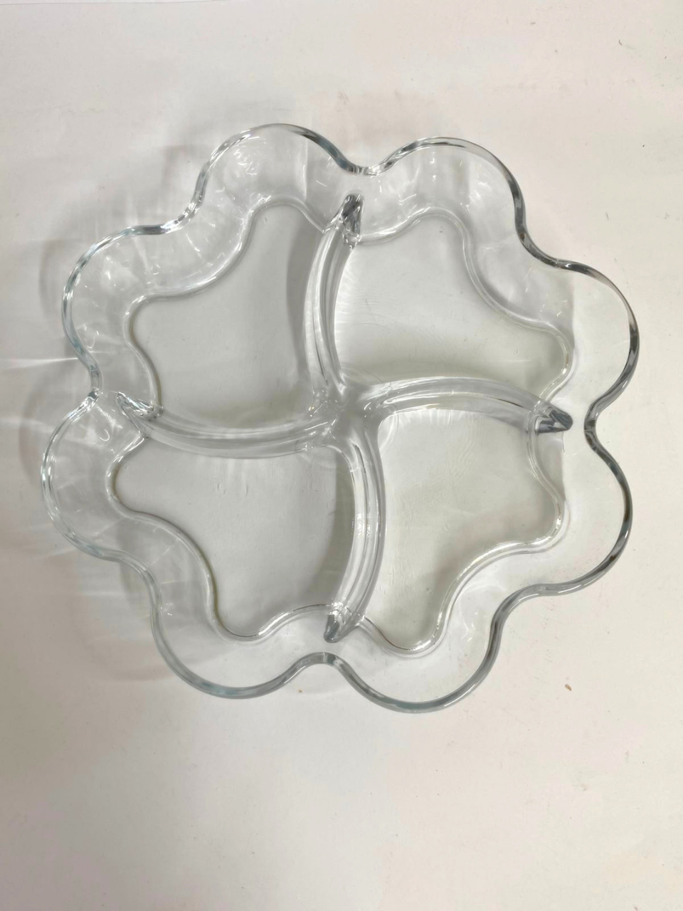 Kaveh Glassware Flower-shaped divided tray featuring 4 outer clover for multi-purpose serving. 9*9 inch