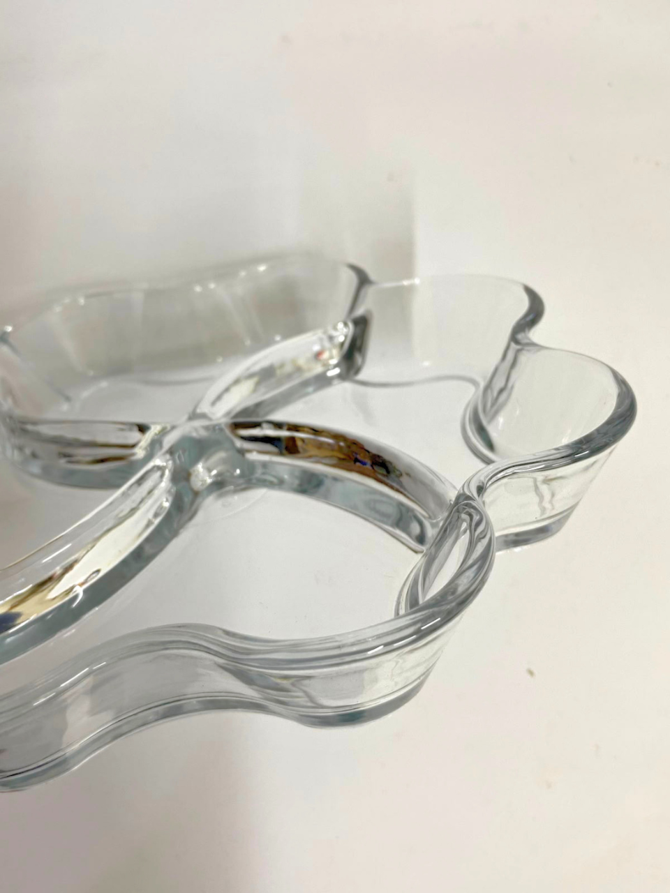 Kaveh Glassware Flower-shaped divided tray featuring 4 outer clover for multi-purpose serving. 9*9 inch